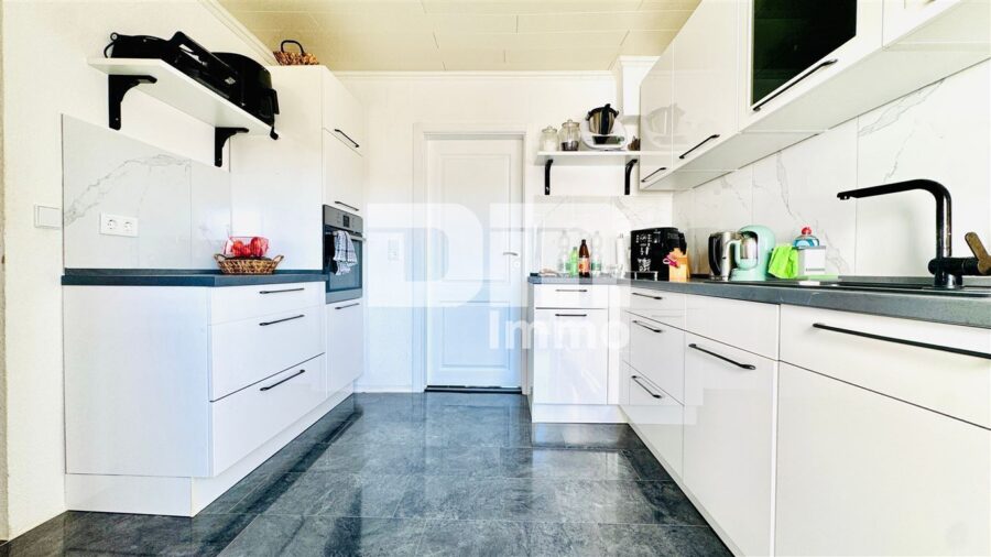 Sanierte Doppelhaushälfte mit großzügigem Garten, Garage & viel Platz für die Familie - EG Küche / Zugang Balkon / EBK